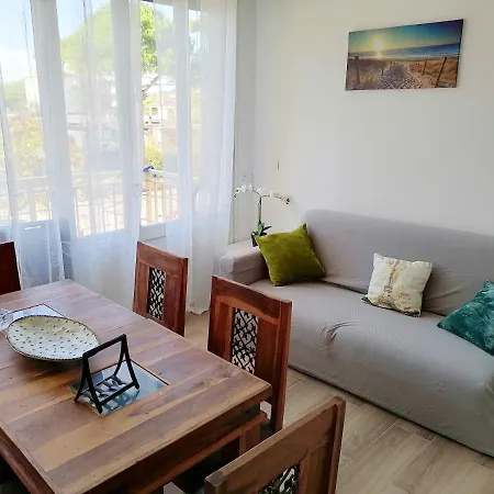 Seaside Apartment: Beach-close With View Apartment