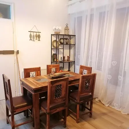 Seaside Apartment: Beach-close With View Apartment *